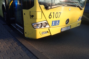 na zdjęciu widoczne uszkodzenia przodu autobusu komunikacji miejskiej koloru żółtego