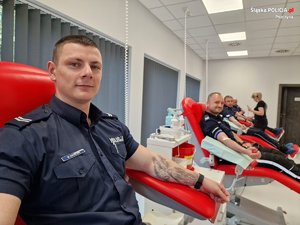 na zdjęciu policjanci oddający krew
