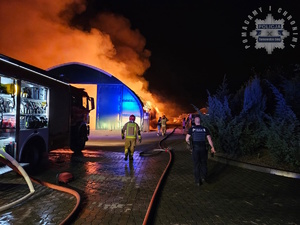 na zdjęciu paląca się stodoła z sianem