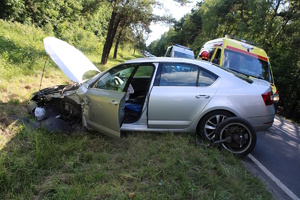 na zdjęciu rozbity samochód w rowie, obok wóz strażacki