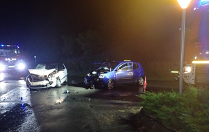 na zdjęciu miejsce wypadku, na którym stoją dwa samochody z rozbitymi przodami, obok nich wozy strażackie
