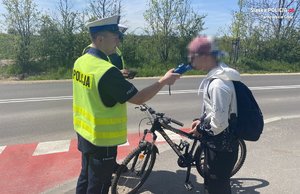 na zdjęciu policjanci na drodze rowerowej w trakcie badania trzeźwości u rowerzysty