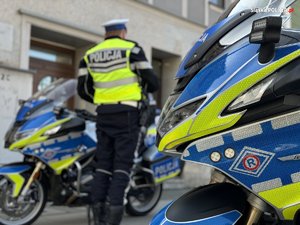 na zdjęciu policyjne motocykle, a pomiędzy nimi policjant