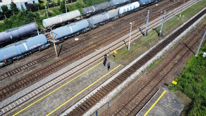 zdjęcie z lotu ptaka na peron i torowisku, na którym stoją policjanci i funkcjonariusze straży ochrony kolei