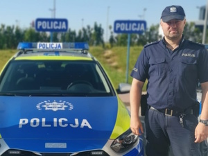 na zdjęciu aspirant Sąsiadek przy radiowozie