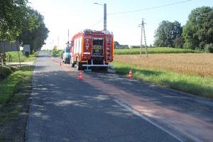 na zdjęciu wóz strażacki, przed nim radiowóz i motocykl