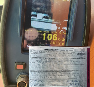 na zdjęciu miernik prędkości, na którym widać pojazdy i pomiar 106 kilometrów na godzinę, poniżej miernika zdjęcie mandatu karnego
