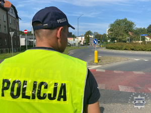 na zdjęciu policjant w odblaskowej kamizelce na trasie biegu