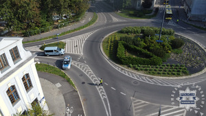 na zdjęciu z lotu ptaka widoczne rondo, na którym stoi radiowóz i policjant