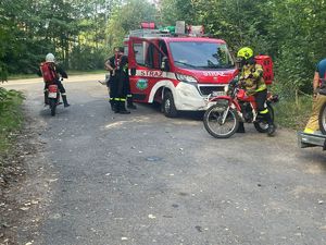 na zdjęciu wóz strażacki i strażacy na motorach