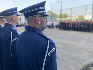 na zdjęciu policjanci przed uczniami na placu szkolnym