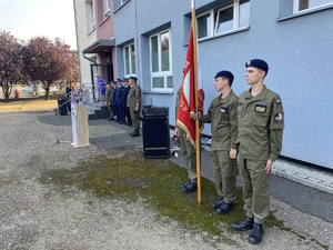 na zdjęciu sztandar szkoły i uczniowie w mundurach, dalej widać mównicę i przedstawicieli innych służb mundurowych