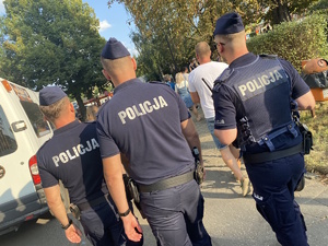 na zdjęciu policjanci w trakcie patrolu pieszego