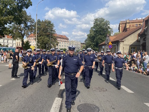 na zdjęciu orkiestra komendy wojewódzkiej policji w Katowicach w trakcie pochodu