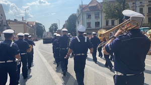 na zdjęciu policyjni muzycy tyłem w trakcie pochodu