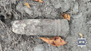 Na zdjęciu zabrudzony pocisk na ziemi