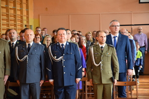 na zdjęciu komendant Bylicki na widowni w towarzystwie przedstawicieli innych służb mundurowych