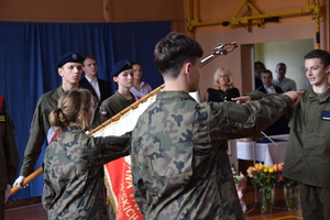 na zdjęciu moment ślubowania uczniów na sztandar szkoły