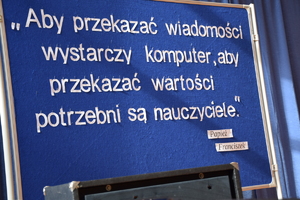 na zdjęciu napis na tablicy &quot;Aby przekazać wiadomości wystarczy komputer, aby przekazać wartości potrzebni są nauczyciele&quot; Papież Franciszek