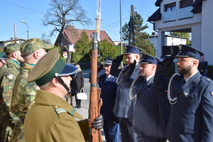 na zdjęciu komendant powiatowy i funkcjonariusze służby więziennej w trakcie oddawania honoru przed pamiątkową tablicą