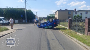 Na zdjęciu rozbity samochód osobowy po zdarzeniu drogowym