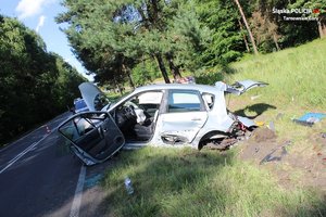 Na zdjęciu rozbity samochód osobowy po zdarzeniu drogowym