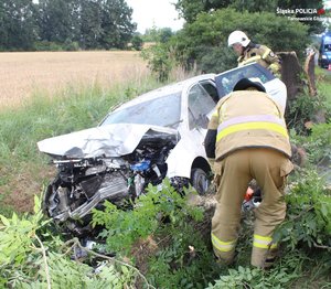 Na zdjęciu rozbity samochód osobowy po zdarzeniu drogowym