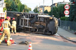 Na zdjęciu rozbity samochód osobowy po zdarzeniu drogowym