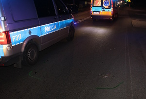 na zdjęciu radiowóz i karetka pogotowia na jezdni po zmroku