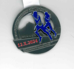 na zdjęciu medal