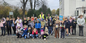 na zdjęciu uczniowie, nauczycielki i policjanci na placu szkolnym