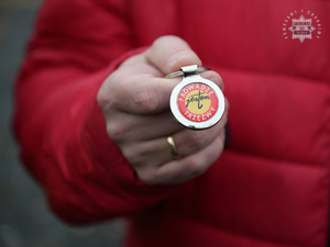 na zdjęciu dłoń osoby trzymająca breloczek z napisem prowadzę jestem trzeźwy