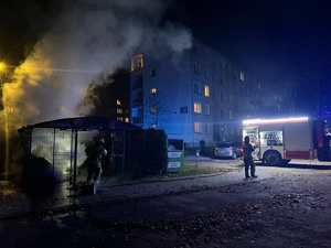 na zdjęciu strażacy przy wiacie śmietnikowej objętej pożarem