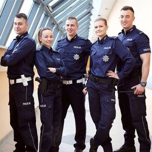 na zdjęciu policjanci i policjantki pozujący do wspólnego zdjęcia w korytarzu budynku