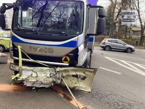 Na zdjęciu pojazd służby Więziennej z rozbitym przodem za nim inne pojazdy