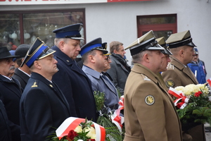 na zdjęciu przedstawiciele służb mundurowych profilem do aparatu, w trakcie obchodów Święta Niepodległości