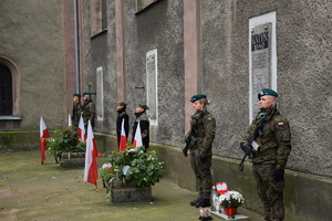 na zdjęciu żołnierze i harcerze pod tablicami pamiątkowymi