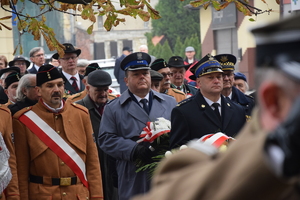 na zdjęciu Komendant Bylicki w towarzystwie innych osób, w trakcie obchodów Święta Niepodległości