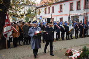 na zdjęciu Komendant Policji i Straży Miejskiej w trakcie składania kwiatów na uroczystości, za nimi inne delegacje oraz poczty sztandarowe