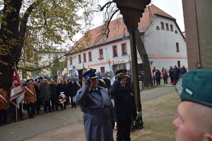 na zdjęciu Komendant Policji i Straży Miejskiej w trakcie oddawania honoru pod pamiątkową tablicą