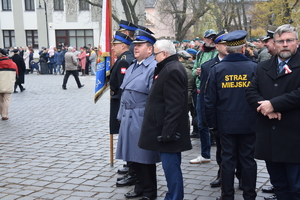 na zdjęciu Komendant Bylicki w towarzystwie burmistrza miasta Tarnowskie Góry i innych osób na placu gwarków