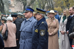 na zdjęciu Komendant Policji i Straży Miejskiej na placu gwarków, za nimi inne osoby