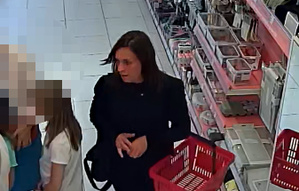 na zdjęciu kobieta między sklepowymi półkami