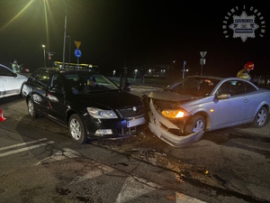 Na zdjęciu dwa samochody osobowe z uszkodzonymi przodami