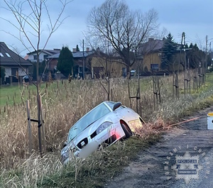 Na zdjęciu pojazd w rowie