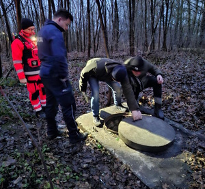 na zdjęciu policjanci, ratownicy medyczni i pracownicy socjalni sprawdzają miejsca przebywania bezdomnych osób