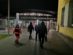 na zdjęciu policjanci, ratownicy medyczni i pracownicy socjalni sprawdzają miejsca przebywania bezdomnych osób