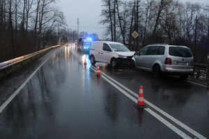 na zdjęciu dwa samochody po zderzeniu czołowym, za nimi radiowóz i wozy strażackie