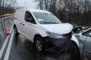 na zdjęciu dwa samochody po zderzeniu czołowym