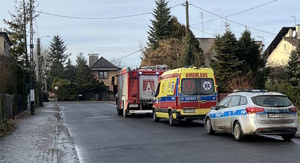 na zdjęciu zaparkowany na jezdni radiowóz, karetka pogotowia i wóz strażacki